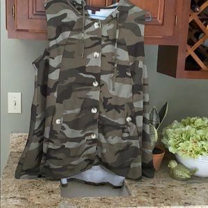 Sleeveless camo jacket with high low hem